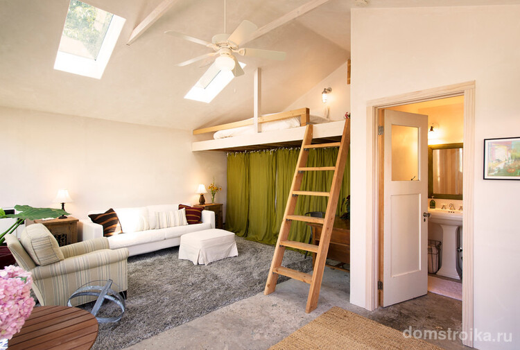 Если у вас не сильно низкие потолки, вы можете создать второй этаж для спального места