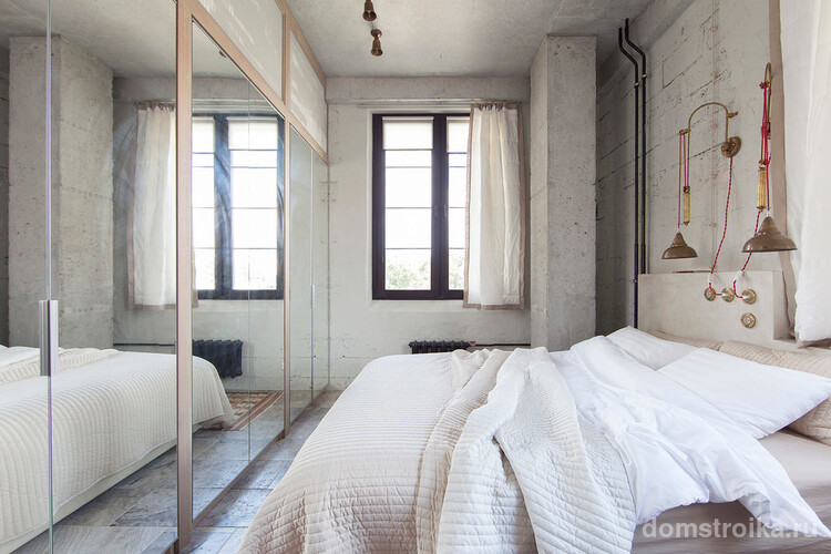Шкаф-купе с зеркальными дверями - отличный вариант для визуального увеличения пространства небольшой спальни