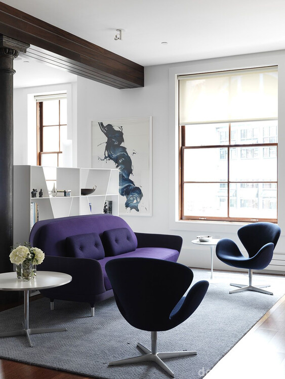 Сдержанный минимализм разбавлен контрастным фиолетовым диваном