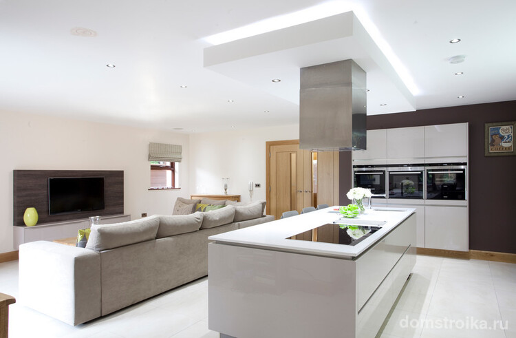 Кухня-гостиная белого цвета, оформленная в современном стиле