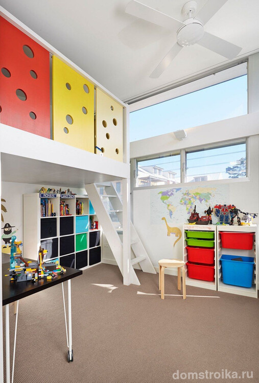 Высокий потолок сталинки позволит организовать в детской двухэтажную игровую конструкцию
