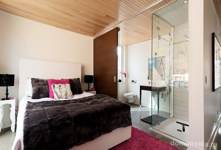 Современный интерьер спальни со стеклянной перегородкой в ванузел