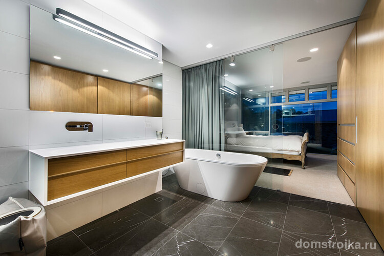 Стеклянная перегородка совмещенная с непрозрачными шторами может быть применима для ванной комнаты