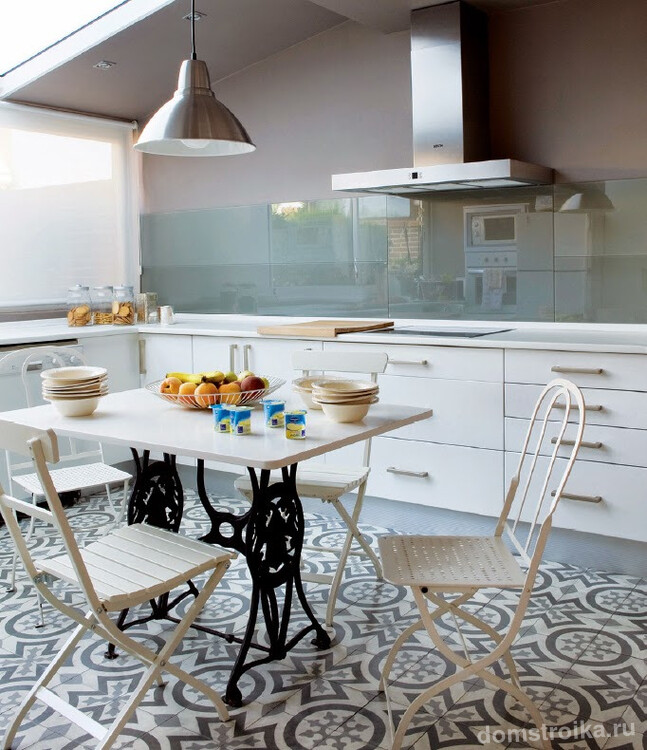 Подоконник-столешница на светлой кухне, выполненный из МДФ , который поддерживает общее настроение комнаты