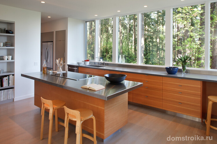 Просторная кухня с большим панорамным окном практически на всю стену. Подоконник-столешица очень органично выглядит в данном варианте оформления пространства
