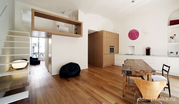 Легкий минимализм в интерьере двухэтажной квартиры с элементами дерева светлых пород