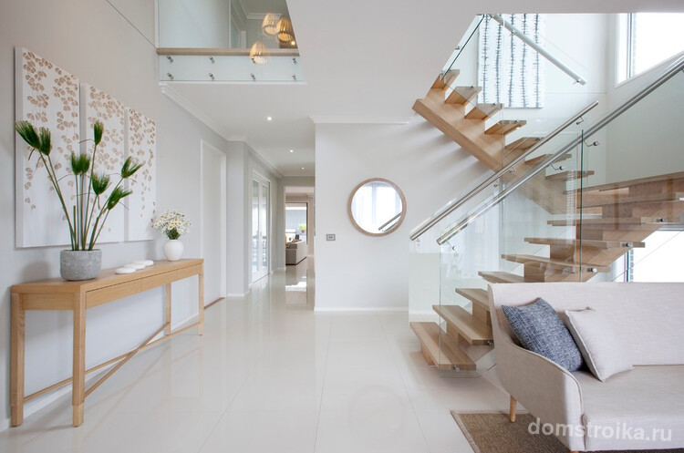 Легкая деревянная лестница в середине квартиры, не нагружающая интерьер помещения