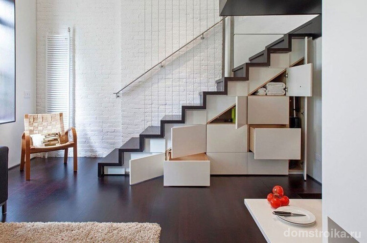 Грамотное расположение лестницы не будет красть пространство небольшой двухуровневой квартиры