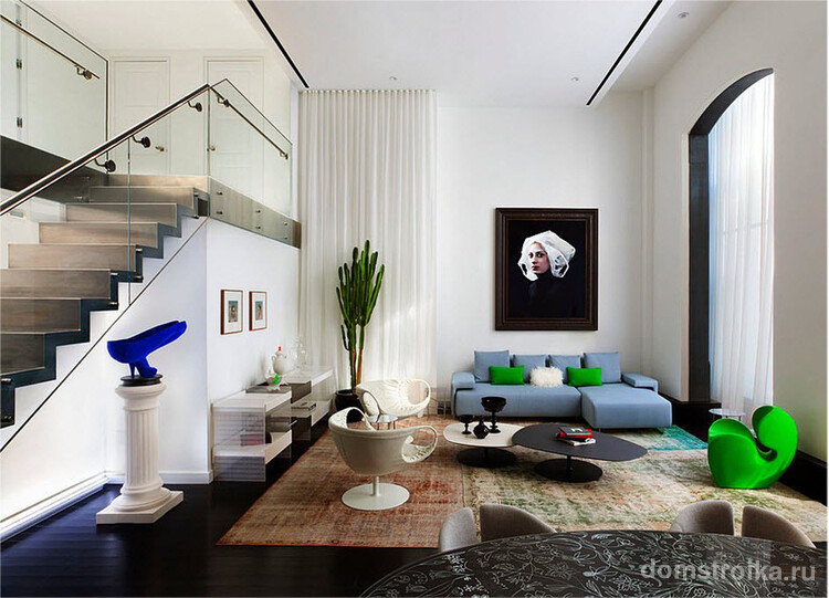 Двухэтажная квартира в стиле минимализм с яркими сочными элементами декора