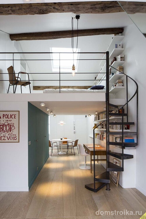 Винтовая лестница из металла для экономии пространства в небольшой квартире
