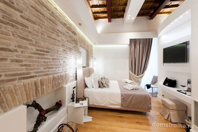 Спальня в итальянском стиле с кирпичной стеной