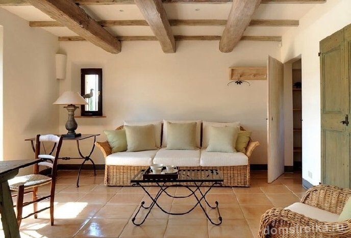 Плетеная и кованая мебель в гостиной итальянского стиля