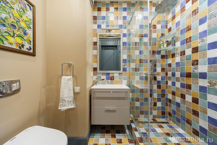 Мозаичный пол и стена в ванной комнате