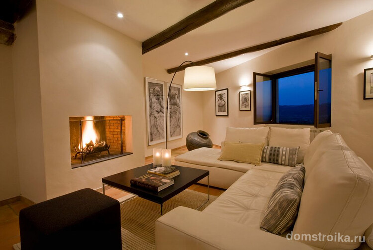 Уютная гостиная с камином в итальянском стиле