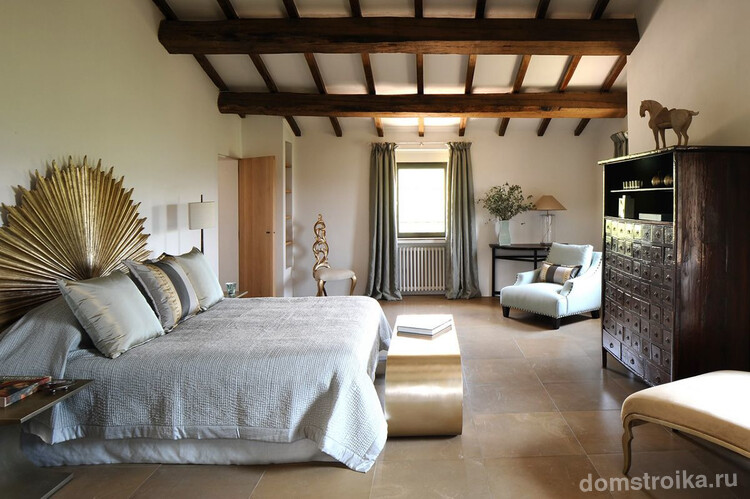 Массивные деревянные балки в спальне итальянского стиля
