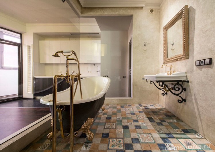 Просторная ванная комната с элементами итальянского стиля