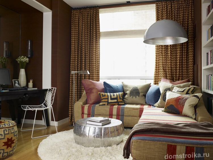 Отличным дизайнерским решением будет наполнить комнату коричневыми оттенками, мебелью разных моделей и текстурированным ковром