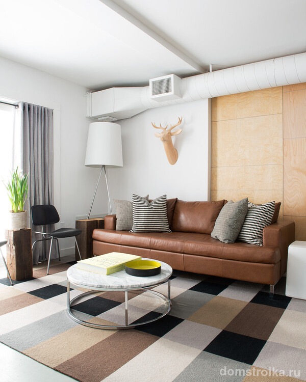 Для хозяев небольшой гостиной стоит отметить и тот факт, что коричневый диван всегда выгодно смотрится на фоне излюбленных многими бежевых и кремовых стен