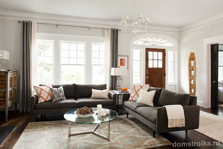 К расположения дивана в помещении, особенно в небольшом, нужно отнестись очень тщательно, ведь диван может как сэкономить пространство, так и значительно уменьшить его