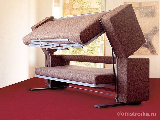 Процесс превращения дивана в кровать: фиксация верхнего спального места на подпорках