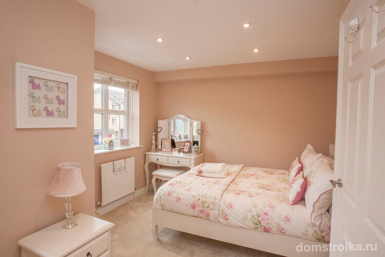 Узкая светлая батарея в романтичной спальне розового цвета