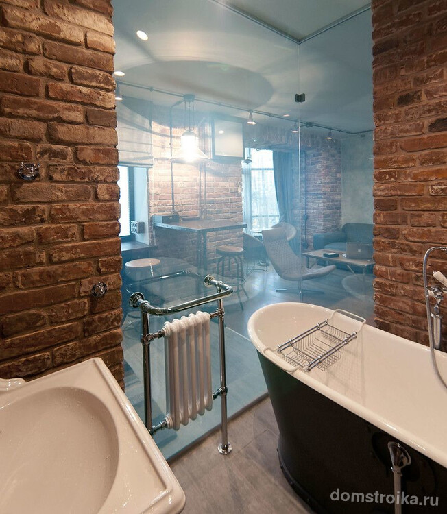 Ванная комната в стиле лофт со стеклянной стенкой и белой батареей