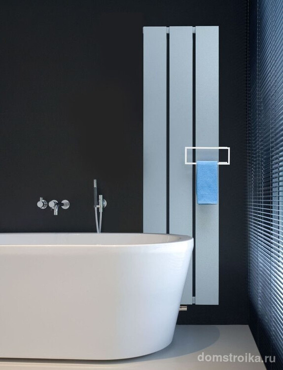 Стильная белая батарея в черной ванной дополняет интерьер