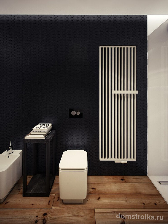 Стильная черно-белая ванная комната с большой белой батареей-сушилкой