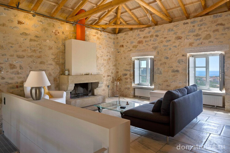 Средиземноморский стиль гостиной с небольшими белыми радиаторами