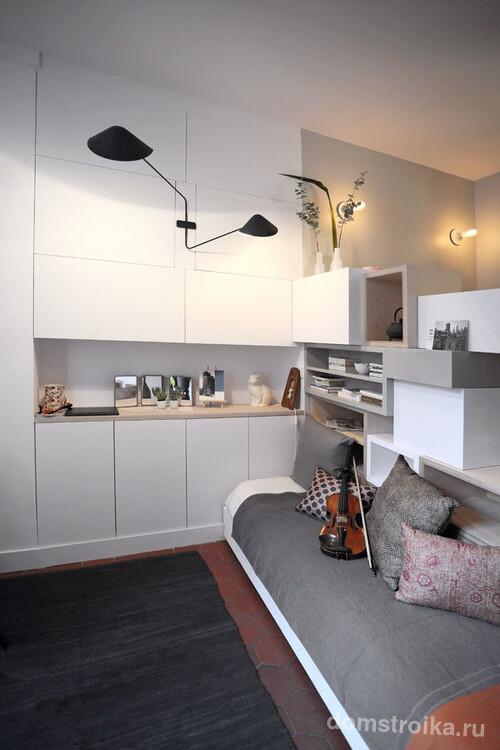 Небольшие лампы и бра на стенах как вариант визуально увеличить высоту потолка в однокомнатной квартире