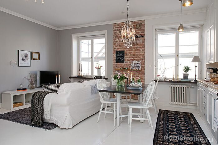 Светлая и стильная кухня-студия является хорошим способом сэкономить и визуально увеличить пространство небольшой квартиры