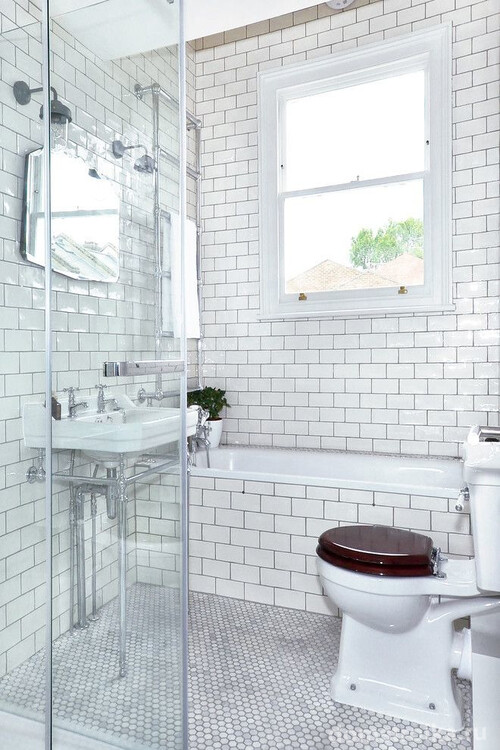 Маленькая ванная комната с отделкой из белой глянцевой плитки под кирпич