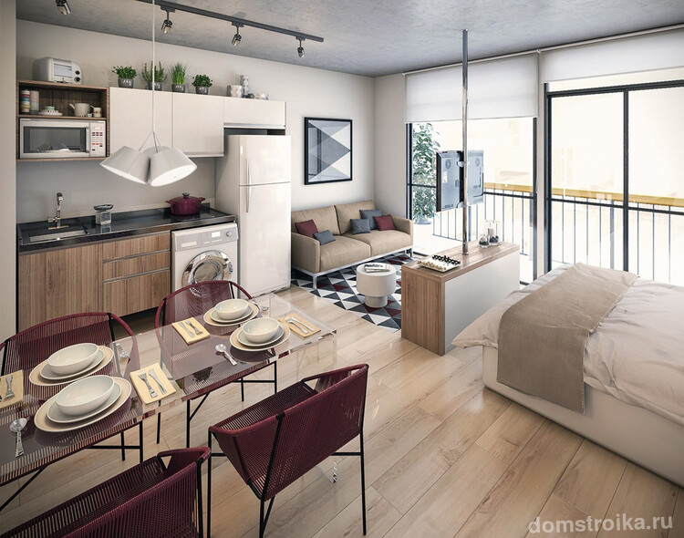 Компактное стильное жилье с акцентами винного цвета - студия с панорамными окнами и французским балконом