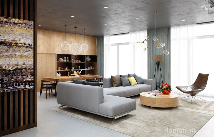 Визуализация гостиной в нейтральных тонах, позволяющая оценить дизайн потолка с декоративной штукатуркой