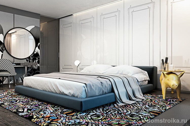 Спальня с зеркальным шкафом-купе и украшенной молдингами акцентной стеной