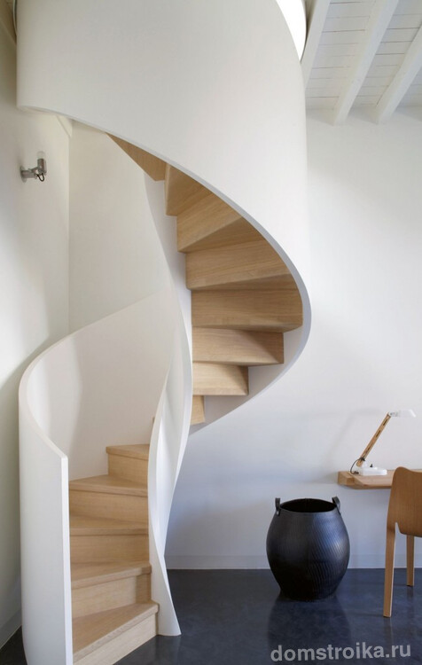 Светлая винтовая лестница в стиле модерн