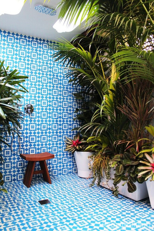 Летний душ с красивой плиткой и декором в виде растений