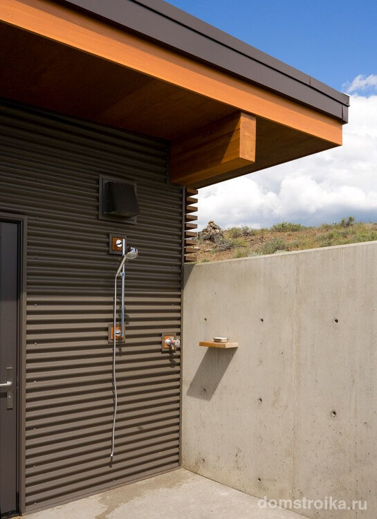 Летний душ относится к хозяйственным сооружениям, необходимым для комфортного времяпровождения на загородном участке