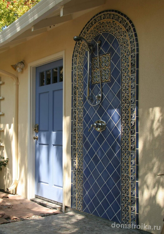 Коммуникации подведены кратчайшим путем из дома: душ возле крыльца, украшенный марокканской мозаикой