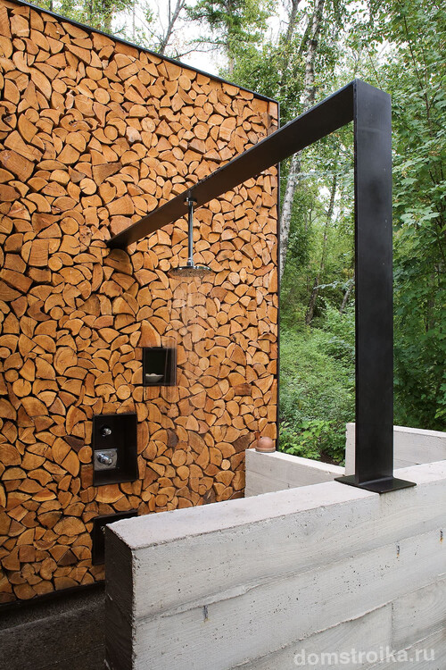 Контемпорари-шик для загородного дома: бетон, металл и декоративная облицовка срезами бревен