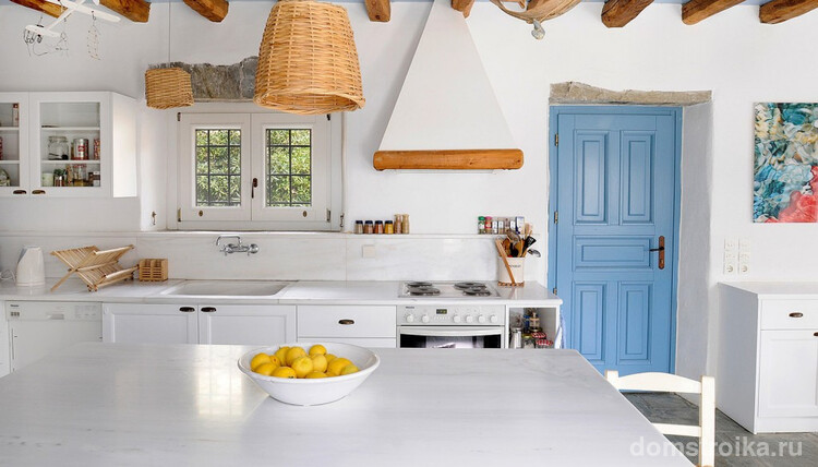 Бело-голубые тона кухни говорят о греческих мотивах