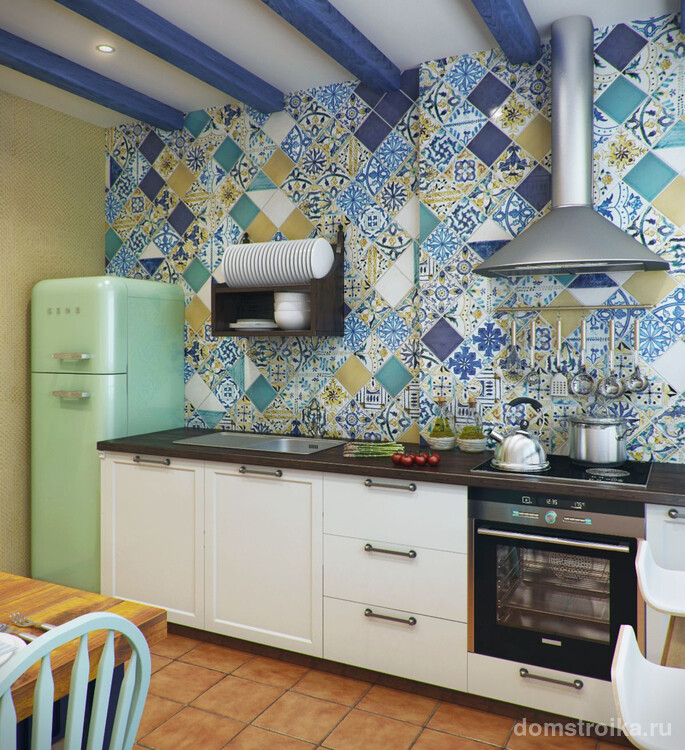 Мозаичная стенка в оформлении кухни с легкостью придаст вашей кухне средиземноморский стиль