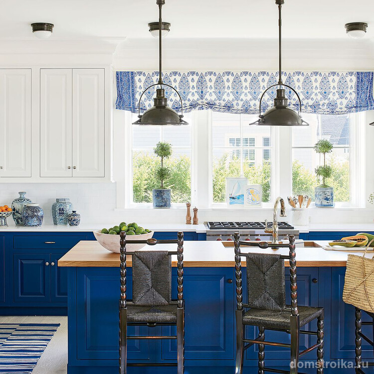 Красивое контрастное оформление кухонного пространства, дополненное шторой в русском стиле