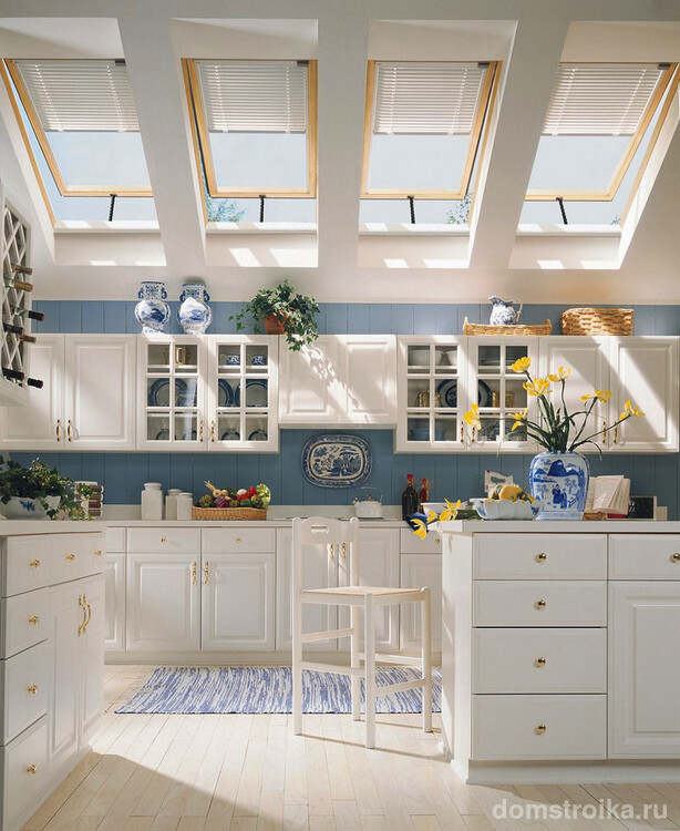 Современная кухня украшена аксессуарами с бело-голубым орнаментом