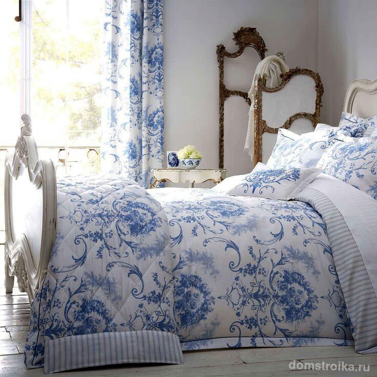 Текстиль с бело-синим принтом в спальне