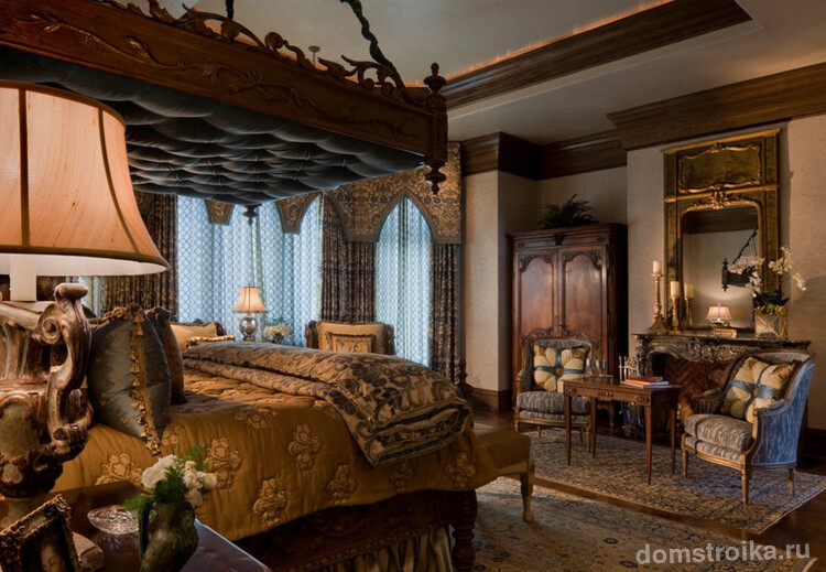 Готическая спальня: массивная кровать, дорогие ткани, зеркала, столики и ковры