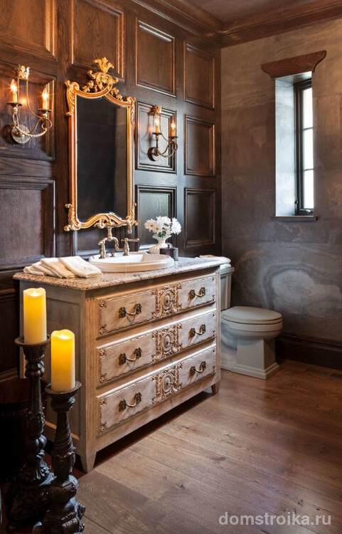Ванная комната в готическом стиле: деревянная отделка стен и фактурная штукатурка, подсвечники и настенные бра