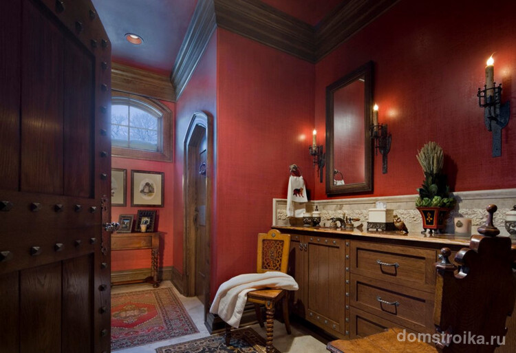 Цветовая гамма в готическом интерьере: бордовые стены и мебель из темных сортов дерева