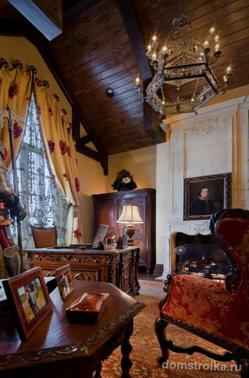 Домашний кабинет в готическом стиле: картины, рыцарские доспехи, шкатулка, старинные доспехи и кованная многоярусная люстра