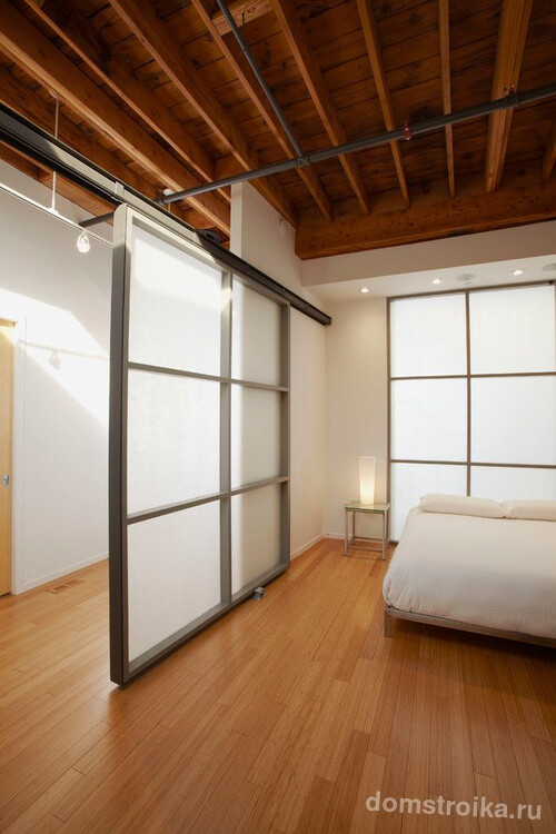 Светлая спальня со сдвижной дверью из матового белого стекла и металла